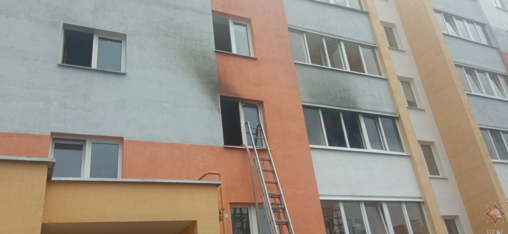 Двухмесячную девочку из горящей квартиры вынес сосед: в МЧС рассказали подробности о пожаре в Костюковичах, в котором пострадали два ребенка