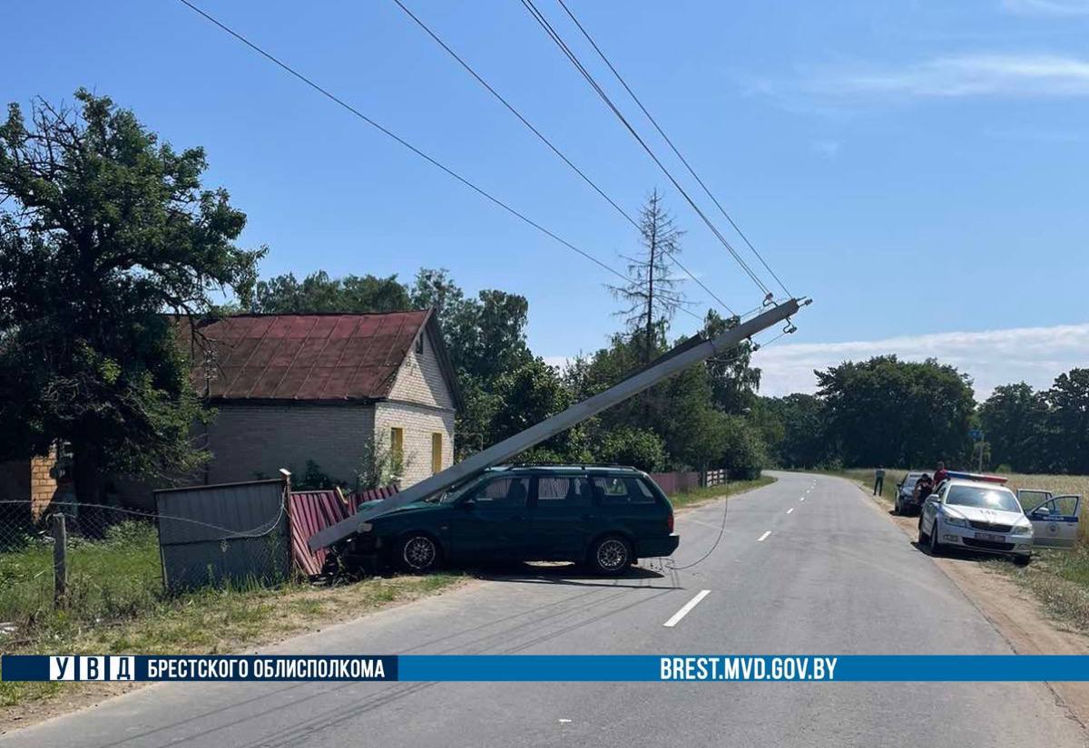 В Березовском районе водитель снес столб. Стали известны подробности