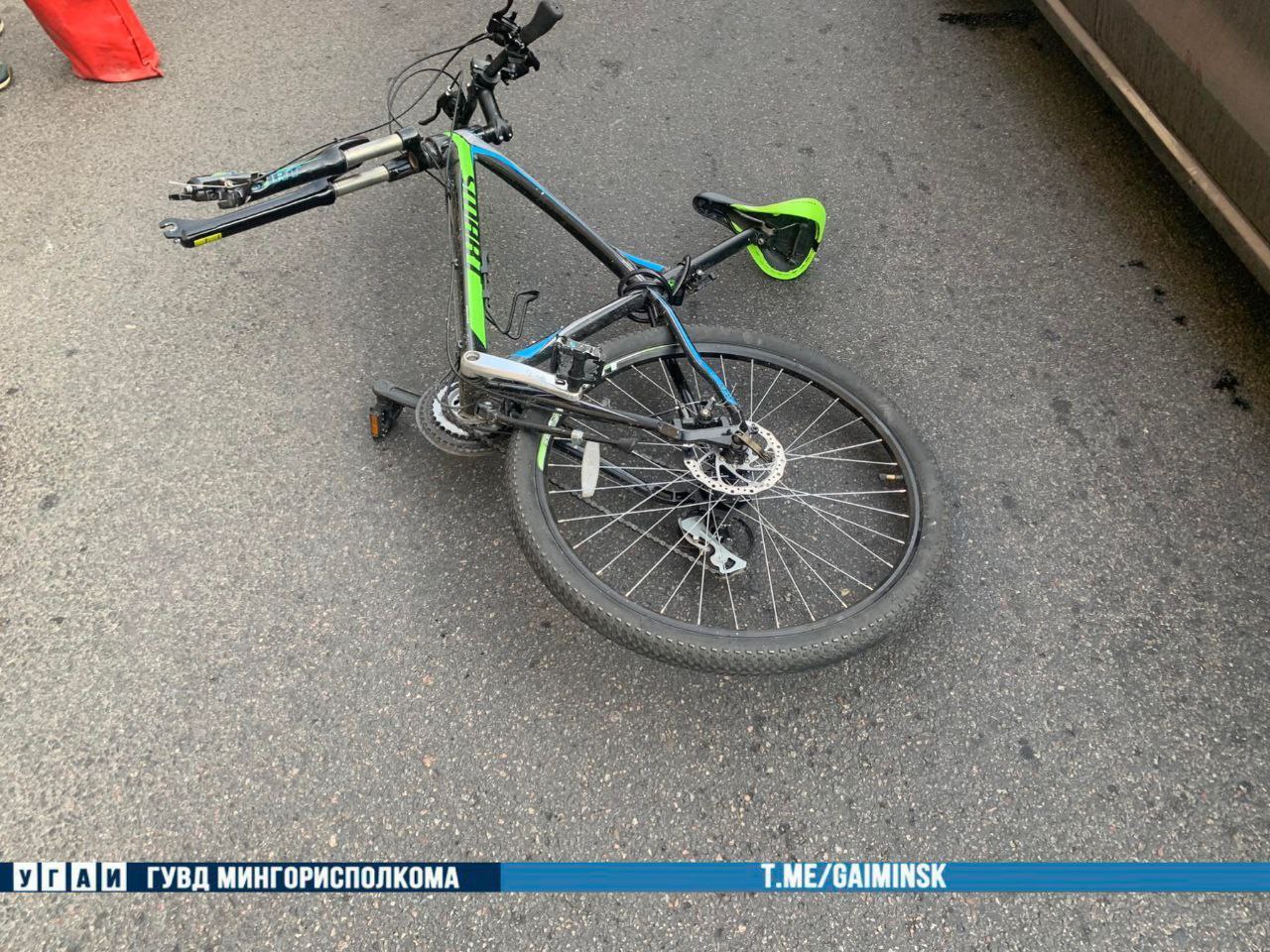 Велосипедист выехал на дорогу и попал под колеса