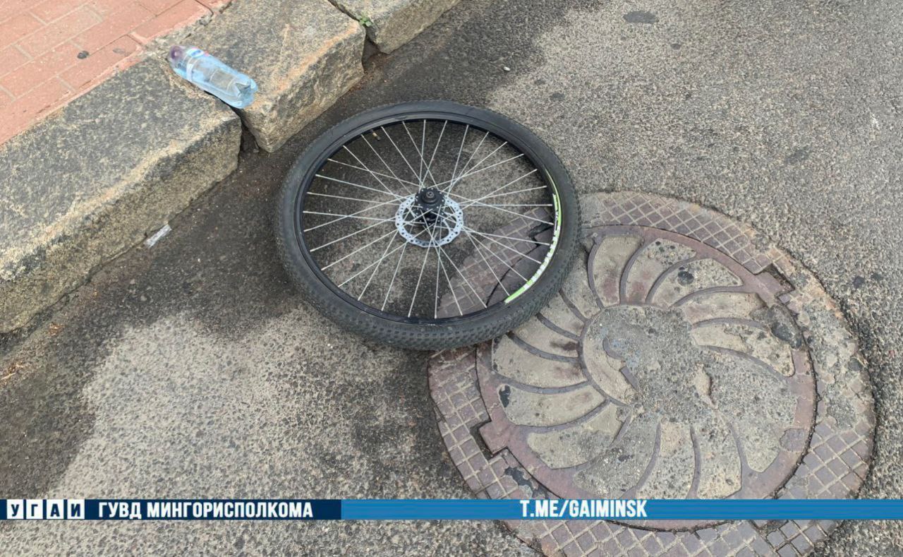 Велосипедист выехал на дорогу и попал под колеса