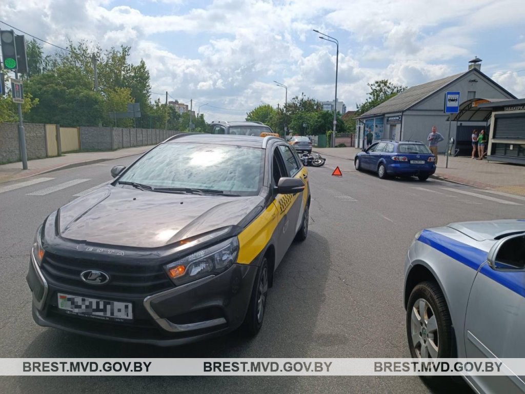 В Бресте водитель такси не уступил дорогу мотоциклисту