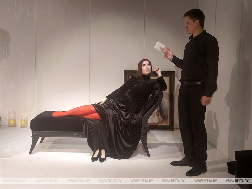 Ироническую драму в миниатюрах по мотивам рассказов Чехова поставили в Брестском драмтеатре