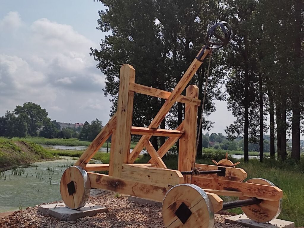 Что коммунальники разместили на берегу Ведьмы в Ляховичах