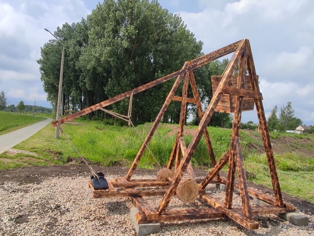 Что коммунальники разместили на берегу Ведьмы в Ляховичах