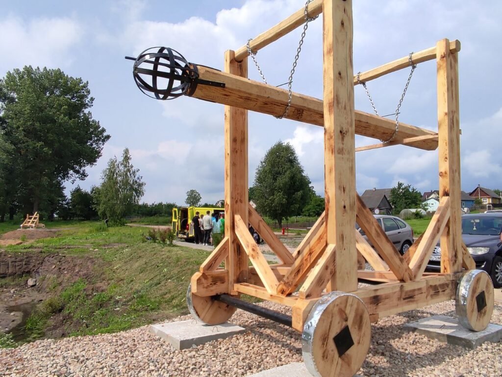 Что коммунальники разместили на берегу Ведьмы в Ляховичах