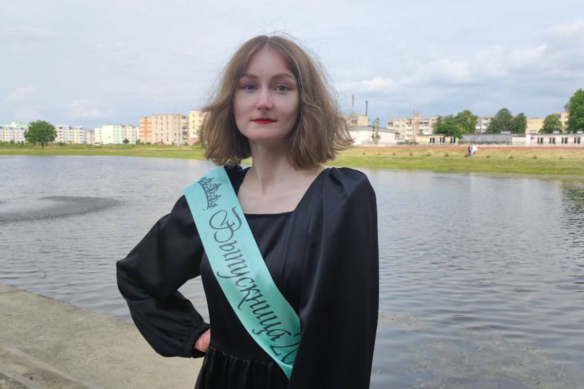 Пообщались с выпускницей сельской школы Жабинковского района, набравшей 400 баллов