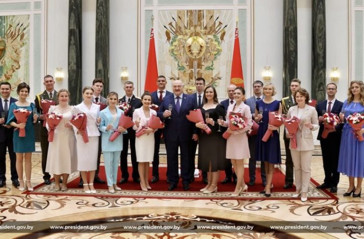Президент Беларуси вручил награду студентке БГУИР из Березовского района