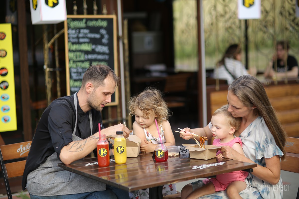 Это же новое «Азиатское бистро» на брестской набережной! Чудесное заведение с приятными ценами и собственной курьерской доставкой