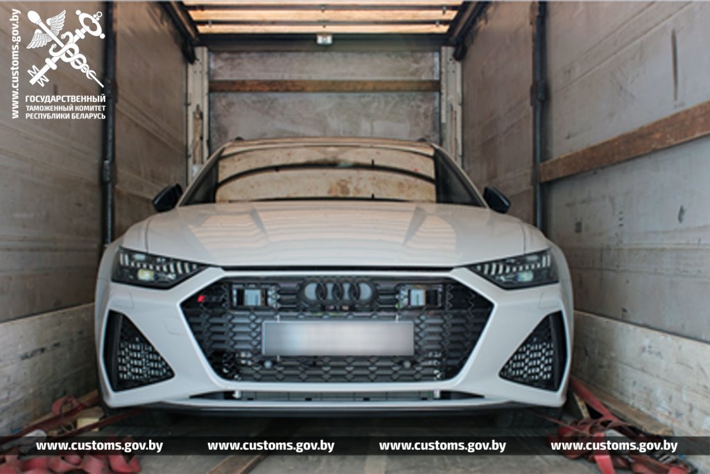 Эти премиальные машины везли через Беларусь в Казахстан, но таможенники заподозрили неладное