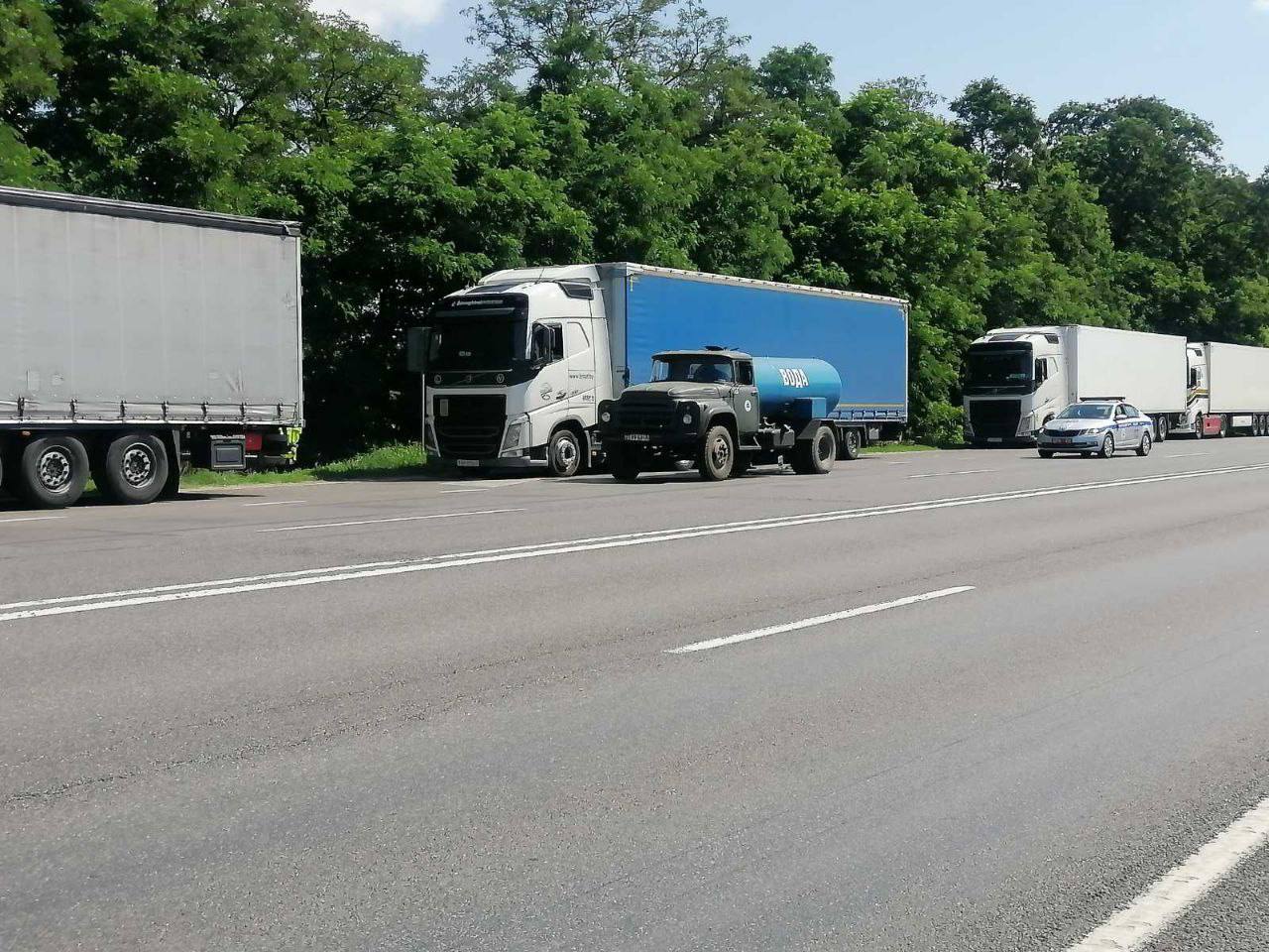 Очередь из большегрузных автомобилей, ожидающих своего проезда на погранпереходе «Козловичи», растянулась на километры