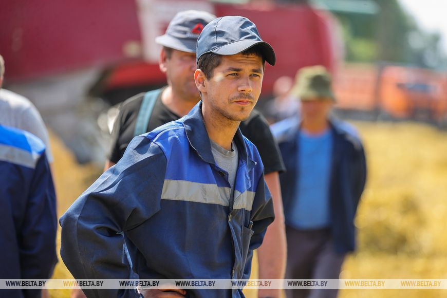 «Стараемся на деле проявлять заботу о людях», или Как в Кобринском районе начали жатву