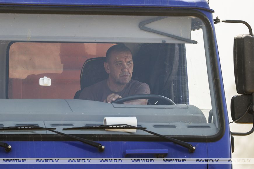 «Стараемся на деле проявлять заботу о людях», или Как в Кобринском районе начали жатву