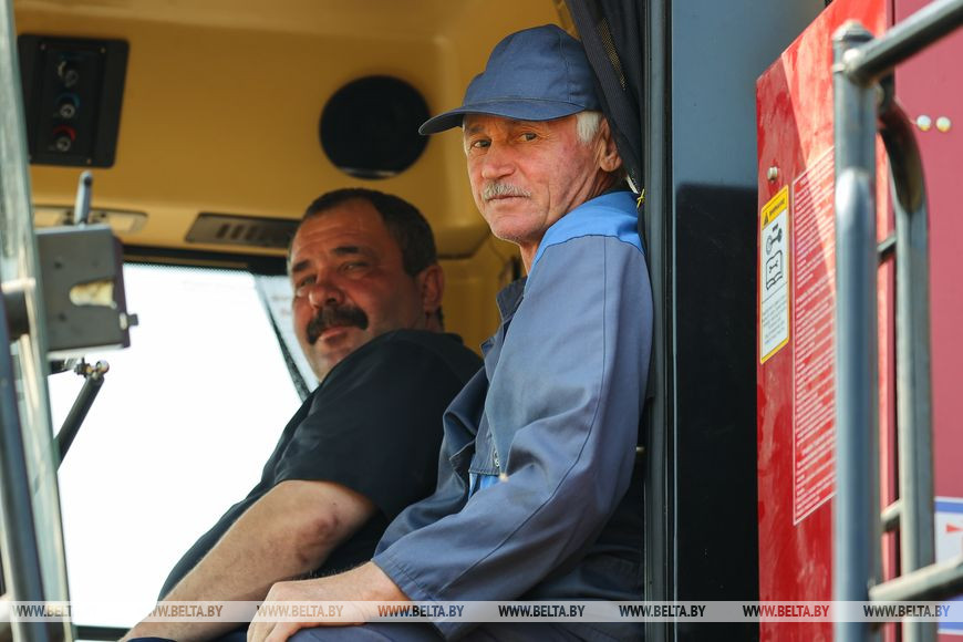 «Стараемся на деле проявлять заботу о людях», или Как в Кобринском районе начали жатву