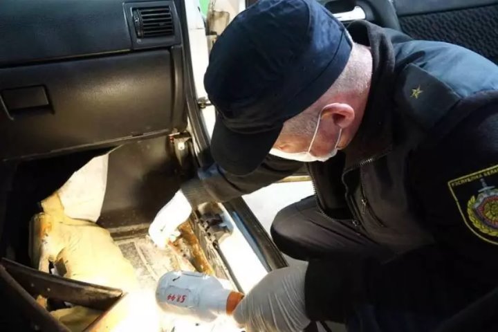 Трое белорусов угоняли в России авто, перебивали VIN и продавали в Беларуси. Им вынесли приговор