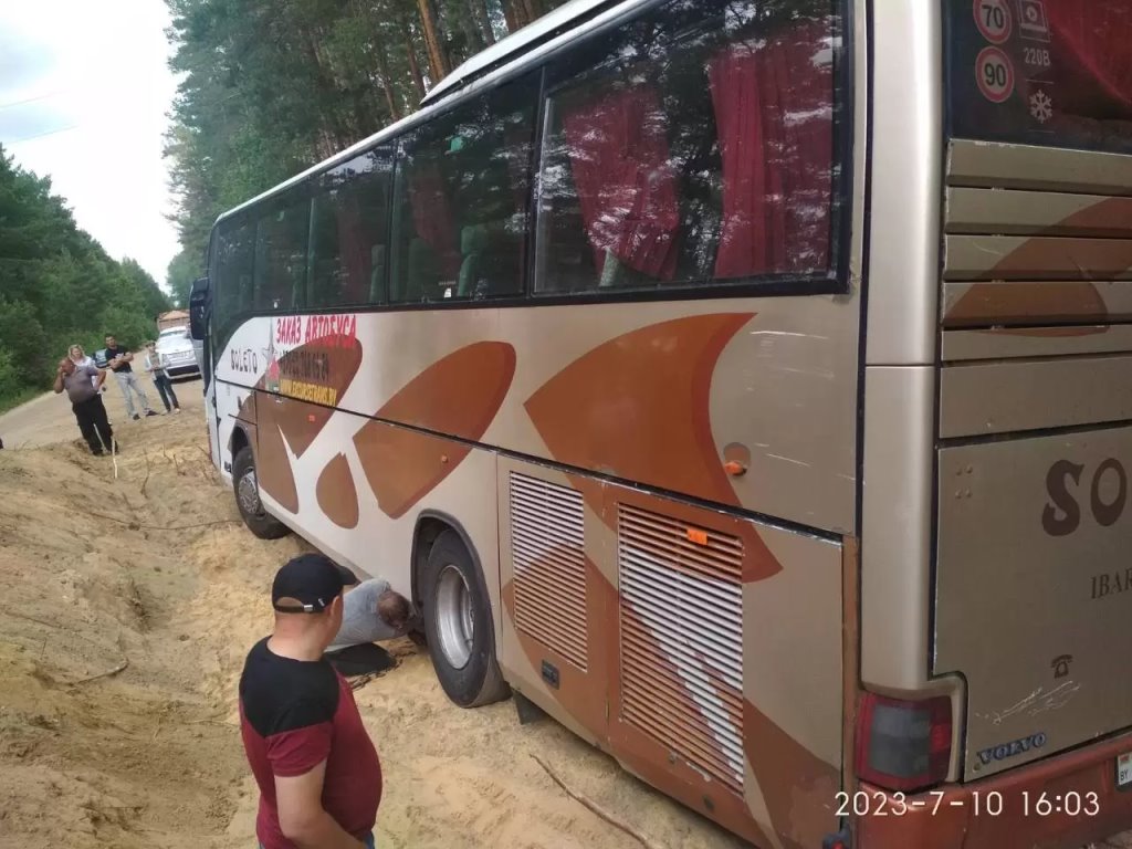 «Ой, а знаете, как мы перевернулись? Вот так: бабах!» Автобус с детьми лег на бок под Молодечно — в салоне было 50 ребят