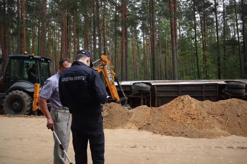 «Ой, а знаете, как мы перевернулись? Вот так: бабах!» Автобус с детьми лег на бок под Молодечно — в салоне было 50 ребят