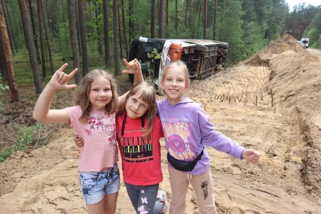 «Ой, а знаете, как мы перевернулись? Вот так: бабах!» Автобус с детьми лег на бок под Молодечно — в салоне было 50 ребят