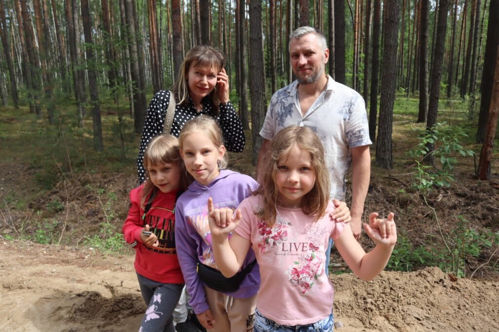 «Ой, а знаете, как мы перевернулись? Вот так: бабах!» Автобус с детьми лег на бок под Молодечно — в салоне было 50 ребят