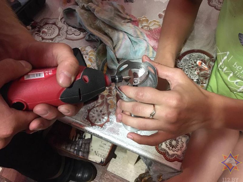 Белоруска готовила мороженое и ее палец застрял в блендере