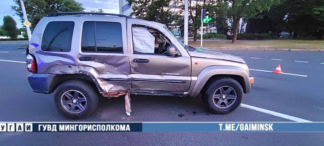 Jeep проехал на красный и опрокинулся после столкновения с Toyota. Видео из Минска