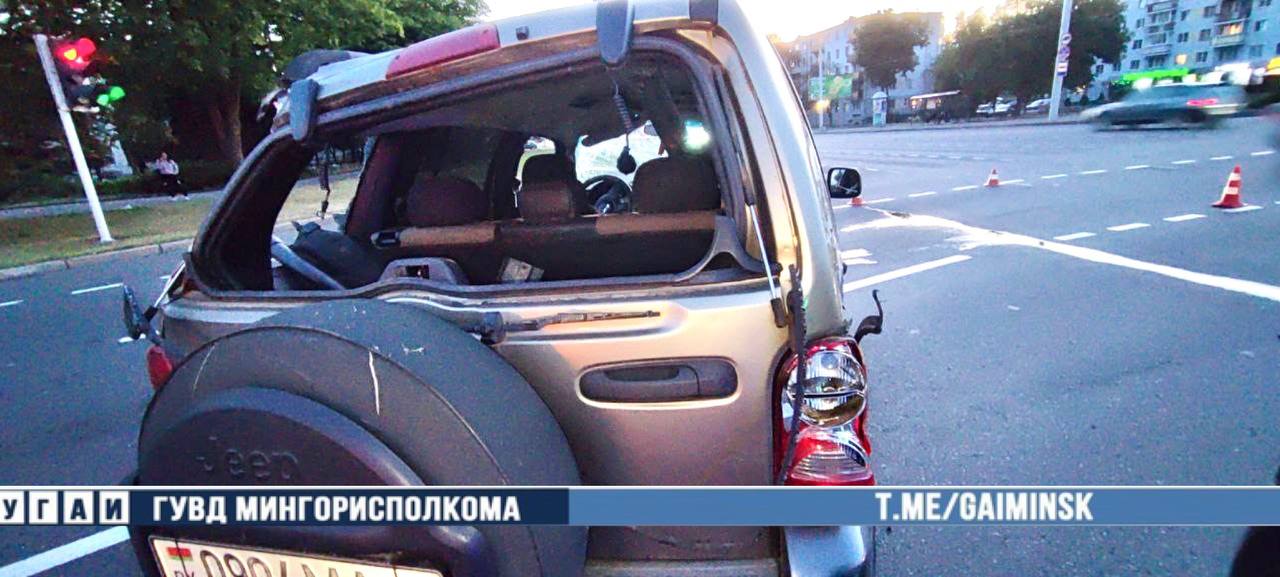 Jeep проехал на красный и опрокинулся после столкновения с Toyota. Видео из Минска