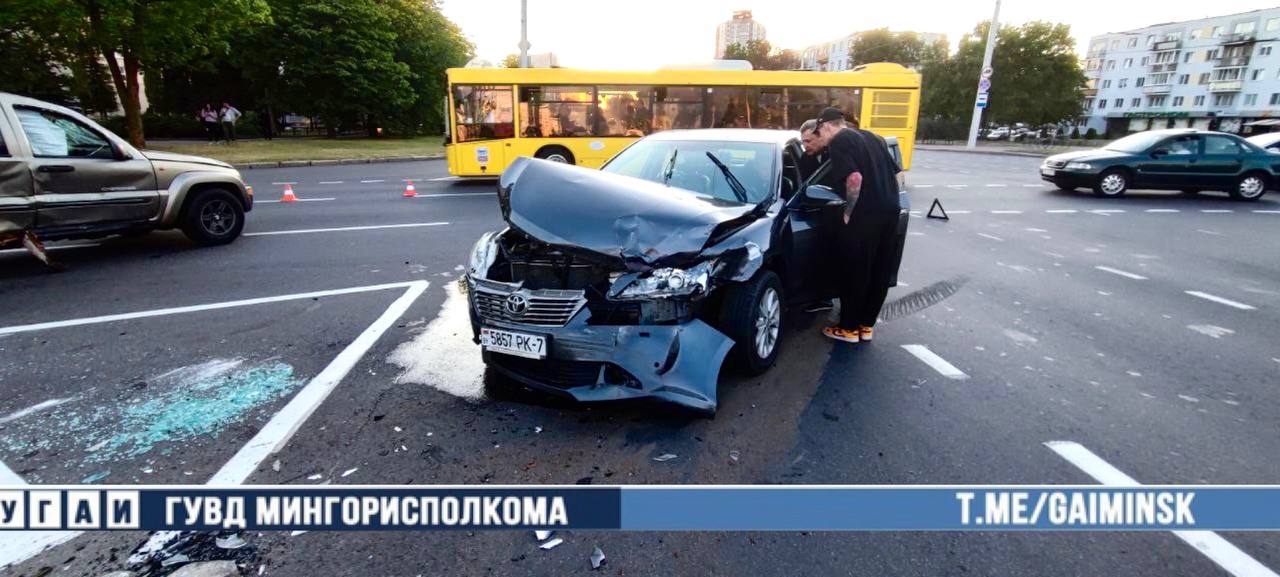 Jeep проехал на красный и опрокинулся после столкновения с Toyota. Видео из Минска