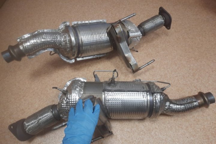 В Варшаве белорус и россиянин срезали с машин катализаторы