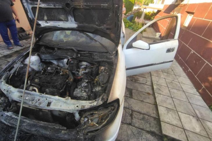 В Кобрине горел легковой автомобиль – повреждены кузов и салон