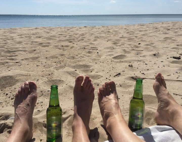 Как поступить, если мужчины на пляже в присутствии ребенка распивают пиво