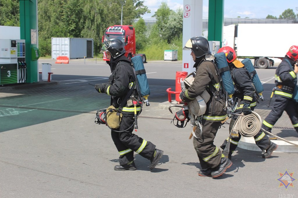 В Бресте сотрудники МЧС отработали тактико-специальное занятие «Организация тушения пожаров на АЗС»