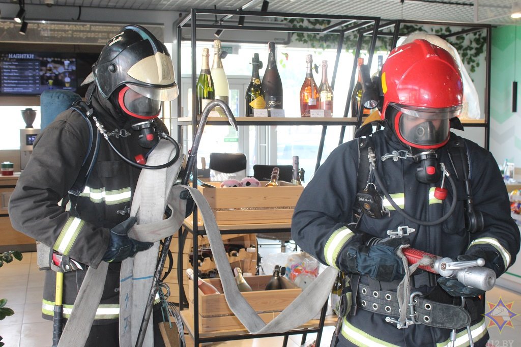 В Бресте сотрудники МЧС отработали тактико-специальное занятие «Организация тушения пожаров на АЗС»