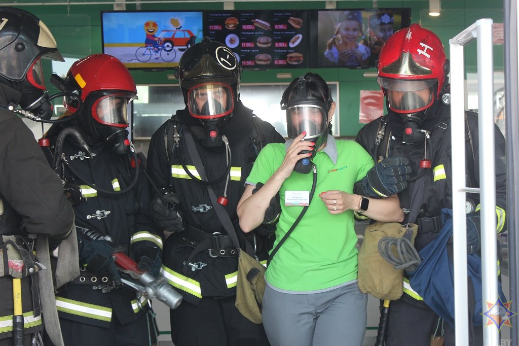 В Бресте сотрудники МЧС отработали тактико-специальное занятие «Организация тушения пожаров на АЗС»