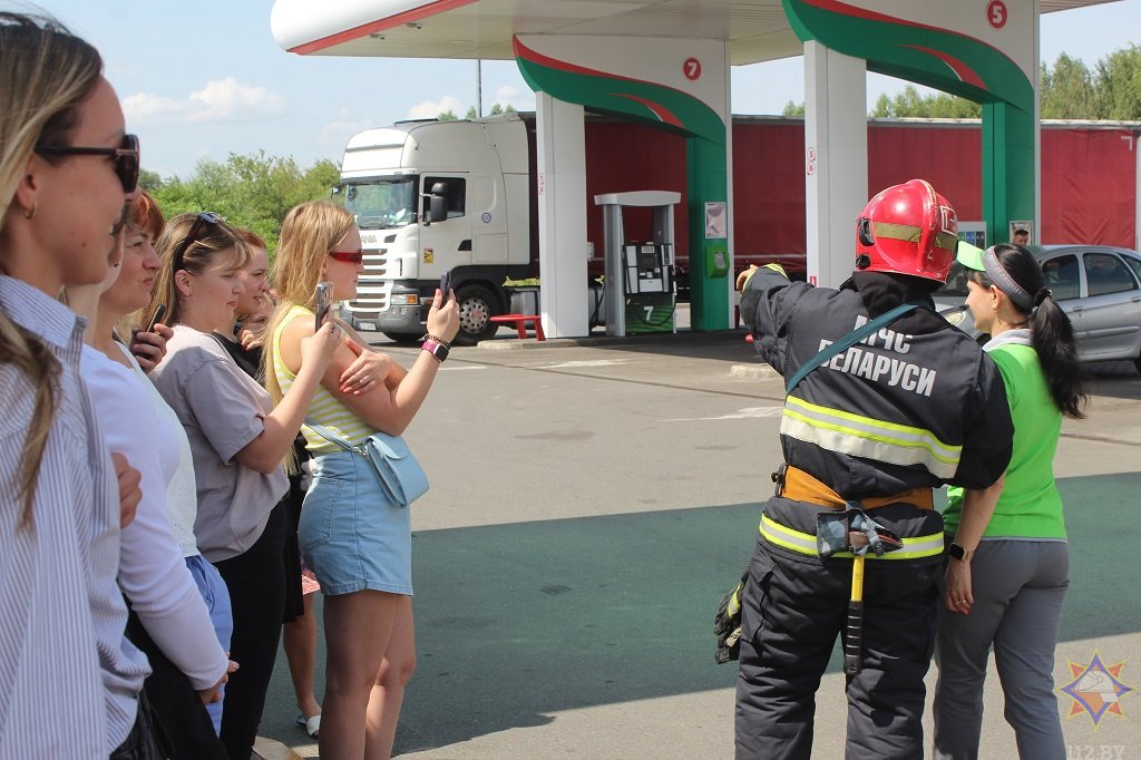 В Бресте сотрудники МЧС отработали тактико-специальное занятие «Организация тушения пожаров на АЗС»