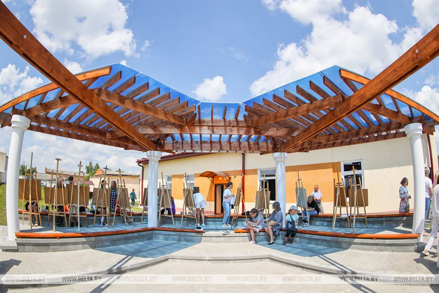 Класс под открытым небом открыли в Столинской детской школе искусств