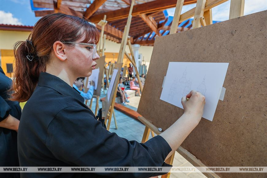 Класс под открытым небом открыли в Столинской детской школе искусств