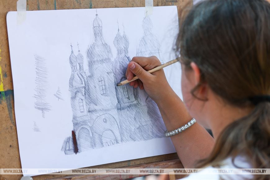 Класс под открытым небом открыли в Столинской детской школе искусств