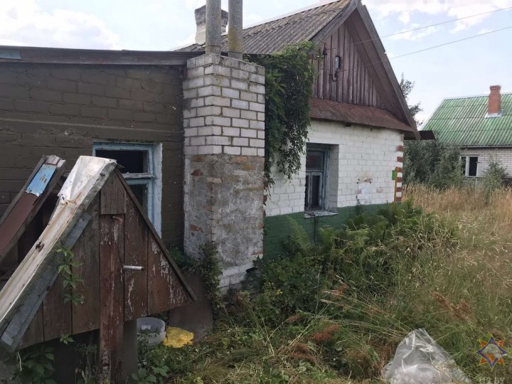 В Берёзе работники МЧС спасли человека из питьевого колодца