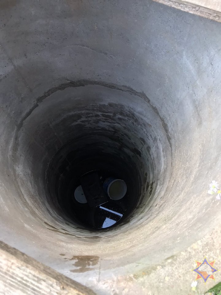 В Берёзе работники МЧС спасли человека из питьевого колодца