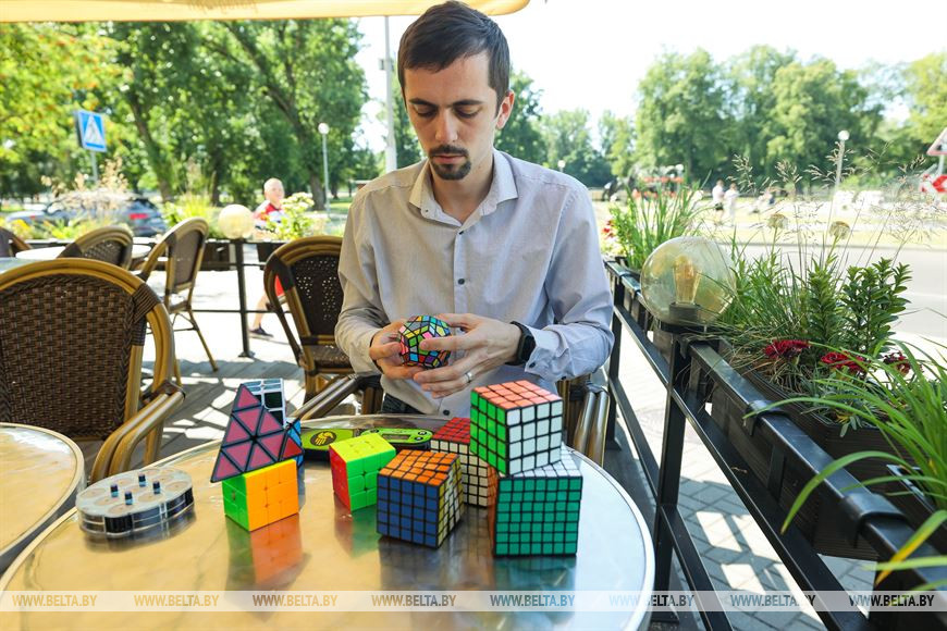 Ловкость, логика, азарт. Брестчанин знает более 100 формул для скоростной сборки кубика Рубика