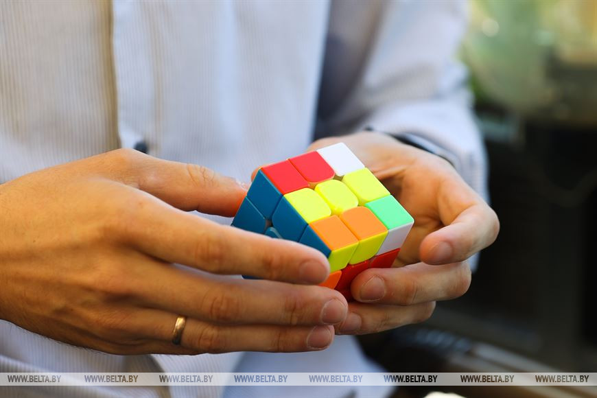Ловкость, логика, азарт. Брестчанин знает более 100 формул для скоростной сборки кубика Рубика