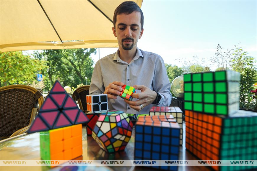 Ловкость, логика, азарт. Брестчанин знает более 100 формул для скоростной сборки кубика Рубика