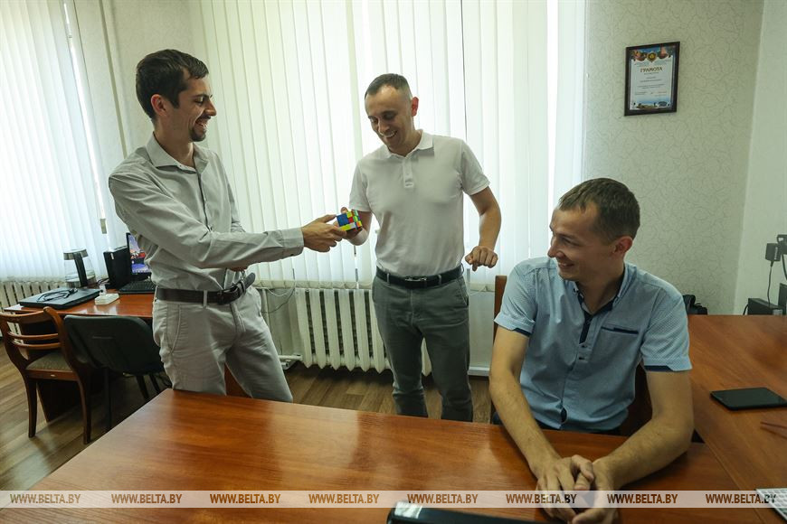 Ловкость, логика, азарт. Брестчанин знает более 100 формул для скоростной сборки кубика Рубика