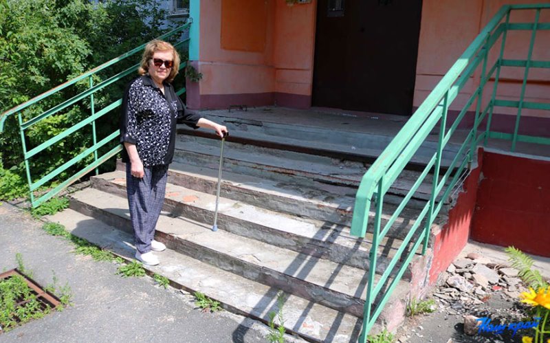 «Из дому выйти не могу». У жительницы Барановичей разрушилась лестница в подъезд