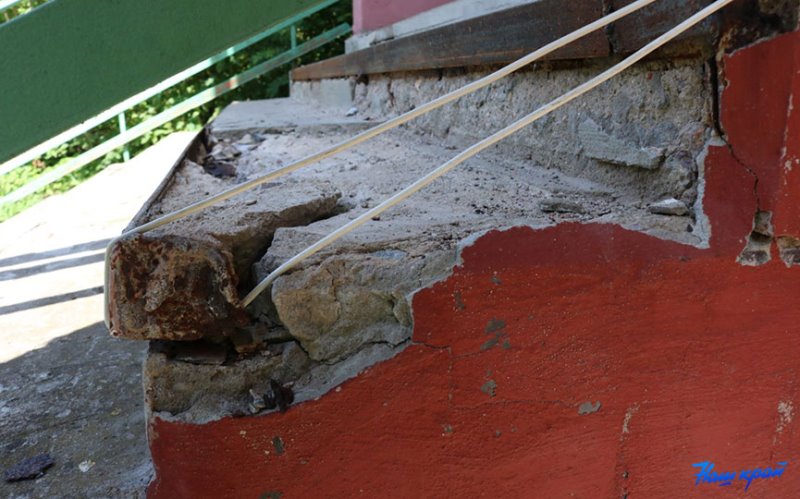 «Из дому выйти не могу». У жительницы Барановичей разрушилась лестница в подъезд
