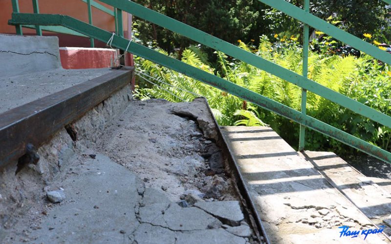 «Из дому выйти не могу». У жительницы Барановичей разрушилась лестница в подъезд