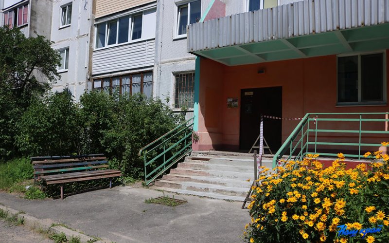 «Из дому выйти не могу». У жительницы Барановичей разрушилась лестница в подъезд