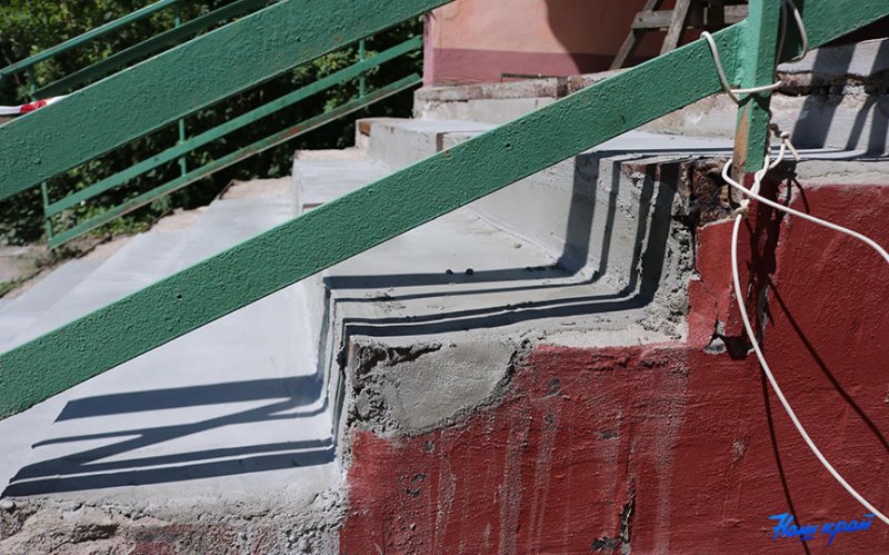 «Из дому выйти не могу». У жительницы Барановичей разрушилась лестница в подъезд