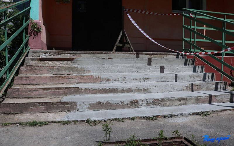 «Из дому выйти не могу». У жительницы Барановичей разрушилась лестница в подъезд