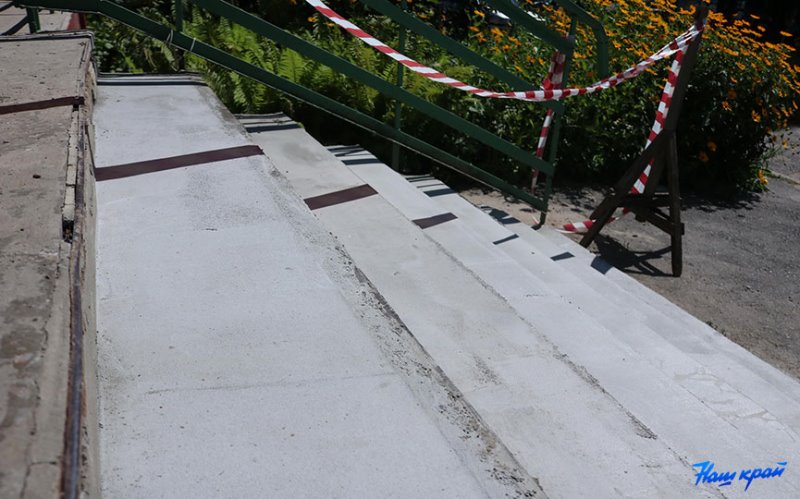 «Из дому выйти не могу». У жительницы Барановичей разрушилась лестница в подъезд