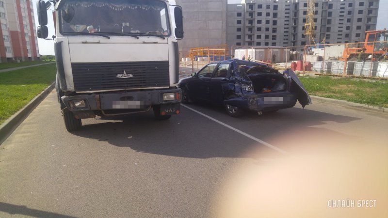 МАЗ въехал в припаркованный автомобиль в Барановичах